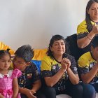 Desde los más pequeños a los mayores de la casa siguieron las carreras de Daniel Pintado