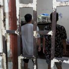 Una de las habitaciones tenía tamaño reducido y una puerta con rejas y picaportes.