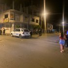 Agentes revisan si en el sector hay cámaras de seguridad para tratar de identificar a los atacantes.