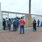 Varios parientes de los cuatro asesinados acudieron a la morgue de Santa Elena, donde hicieron los exámenes legales a los cuerpos.