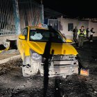 Tras la persecusión policial, los delincuentes se estrellaron en el vehículo.