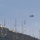 Un helicóptero, con una canasta, es utilizado para atacar el fuego desde el aire, según ha podido captar EXTRA la mañana de este viernes 9 de agosto de 2024.