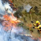 Los bomberos han trabajado de manera extensa en el combate al fuego. Son varios flancos por los que deben atacar.