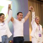 Daniel Noboa junto a su madre, Annabella Azín (d), y María José Pinto (i).