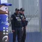 Los guardias de seguridad fueron atacados con piedras y armas blancas.