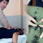 El doctor Bayro, trepado de forma curiosa sobre una de sus pacientes.