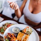 Comer de manera responsable es considerado como parte del amor propio.