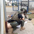 Los ciudadanos que iban en el carro blanco se arrojaron del vehículo y pidieron ayuda a los militares.