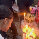 Oraciones y velas encendidas por el descanso de los amigos.