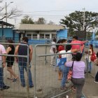 Familiares de los presos se quedaron en los exteriores de la cárcel por la cancelación de visitas.