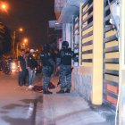 El extranjero fue acribillado al pie del inmueble donde residía.