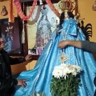 Milton Pintado y su esposa Bertha Lucía Marín arreglan con devoción a la Virgen María.