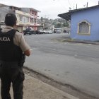 Este lunes, agentes policiales acudieron a la zona, en donde aún había restos de vidrios desprendidos del carro.