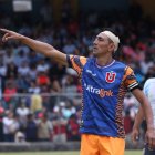 Carlos Ordóñez, de Universitario, jugó la semifinal con un vendaje en la cabeza.