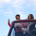 Neisi Dajomes (der.) y Angie Palacios al llegar a Quito.