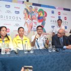 Daniel Pintado muestra sus medallas olímpicas junto a otros atletas y dirigentes.