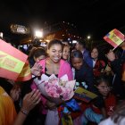 Angie Palacios y Neisi Dajones, homenajeadas al arribar a Quito hoy.