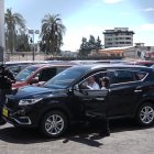 Los carros continúan parqueados en la capital.