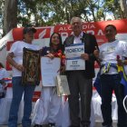 Glenda Morejón junto a sus padres, Luis Morejón y Carmen Quiñónez (de blanco), durante el acto de agasajo organizado por el alcalde de Ibarra, Álvaro Castillo.