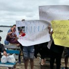 Familiares de desaparecidos, con carteles, piden que ayuden a buscar a sus parientes.