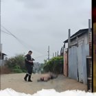 La víctima tenía las manos amarradas con una cuerda. La policía arribó al lugar.