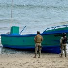 Los lugareños aseguran que la embarcación no es de la zona. Militares la resguardan.