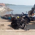 El barco incendiado permanece en el malecón del Puerto Bolívar.