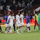 Los jugadores hicieron visible su descontento por el resultado.