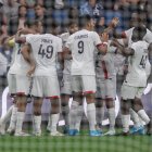 El ecuatoriano William Pacho (d) en el festejo con sus compañeros del PSG en el gol al minuto 3 del cotejo en desarrollo.