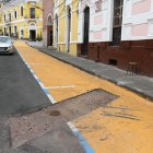 Una fuga de agua dejó el asfalto dañado y no ha sido reparado.