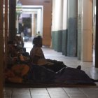 Sábanas regaladas suelen ser las cobijas. Un pedazo de cartón sirve para colchón.