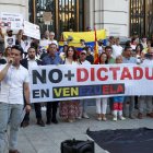Decenas de venezolanos se manifestaron de forma pacífica este sábado en Zaragoza para pedir la libertad de su país natal y denunciar, con las actas en la mano, el fraude de los recientes comicios presidenciales del 28 de julio.