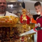 La hamburguesa tiene el tamaño casi del torso de un adulto.