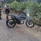 Los sujetos huían en esta motocicleta pero terminaron muertos en el fondo de una zanja.