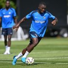 Moisés Caicedo es titular fijo en la zona de volantes de Chelsea.