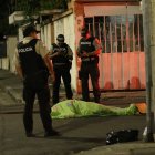 El cuerpo de la víctima quedó en media calle de Urdesa.