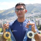 La felicidad de Daniel Pintado al posar con las medallas olímpicas que ganó en París.