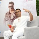 Su atuendo monocromático de blanco a juego con una gran cadena destacaba. El blanco es de sus colores preferidos.