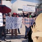 Familiares de la niña desaparecida se dieron cita en el exterior del hospital.