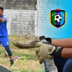 El arquero Guillermo Segarra entrena con unos guantes que están desgastados.