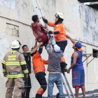 Después de un largo tiempo, ciudadanos pudieron bajar al sujeto.