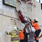 Momento en el que los bomberos intentan rescatar al suicida.