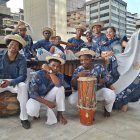 Los grupos hacen de todo para ir al festival.