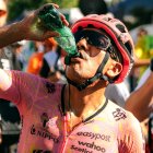 Richard Carapaz enfrentó la sexta etapa de la Vuelta a España bajo un fuerte sol.