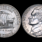 Referencial: foto de una moneda de 5 centavos de dólar por ambos lados.