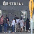 En el ingreso al hospital, usuarios sienten las medidas de seguridad aplicadas.