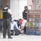 2 sujetos en moto balean y matan a un ciudadano luego de asaltarlo fuera de un negocio de venta de pollos en las calles 29 y la CH, suburbio de Guayaquil Agencia (Ag-extra)