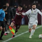 El zaguero argentino Gian Franco Allala (d) fue titular en la defensa de Liga de Quito ante Lánus.