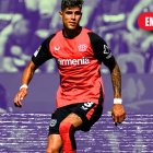 Piero Hincapié en su debut en la temporada 2024 - 2025.