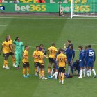 Momento en el que Moisés Caicedo recibió la falta.